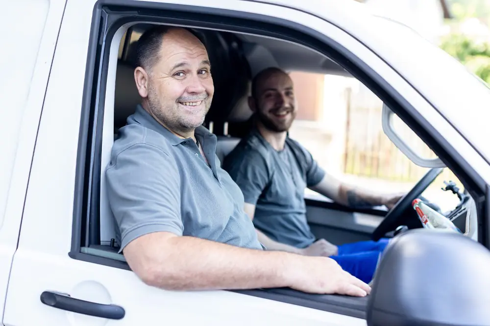 eissele heizungsanlagen mitarbeiter im firmenfahrzeug