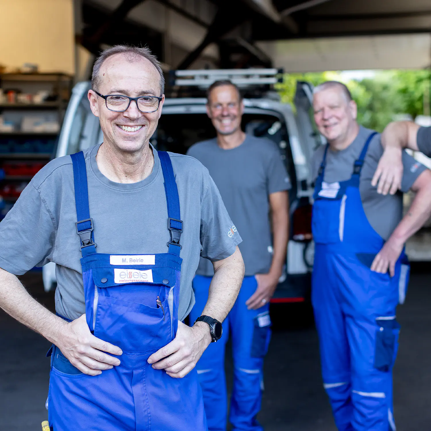 eissele heizungsanlagen handwerker team in der werkstatt